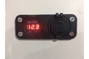 USB lader met voltmeter 